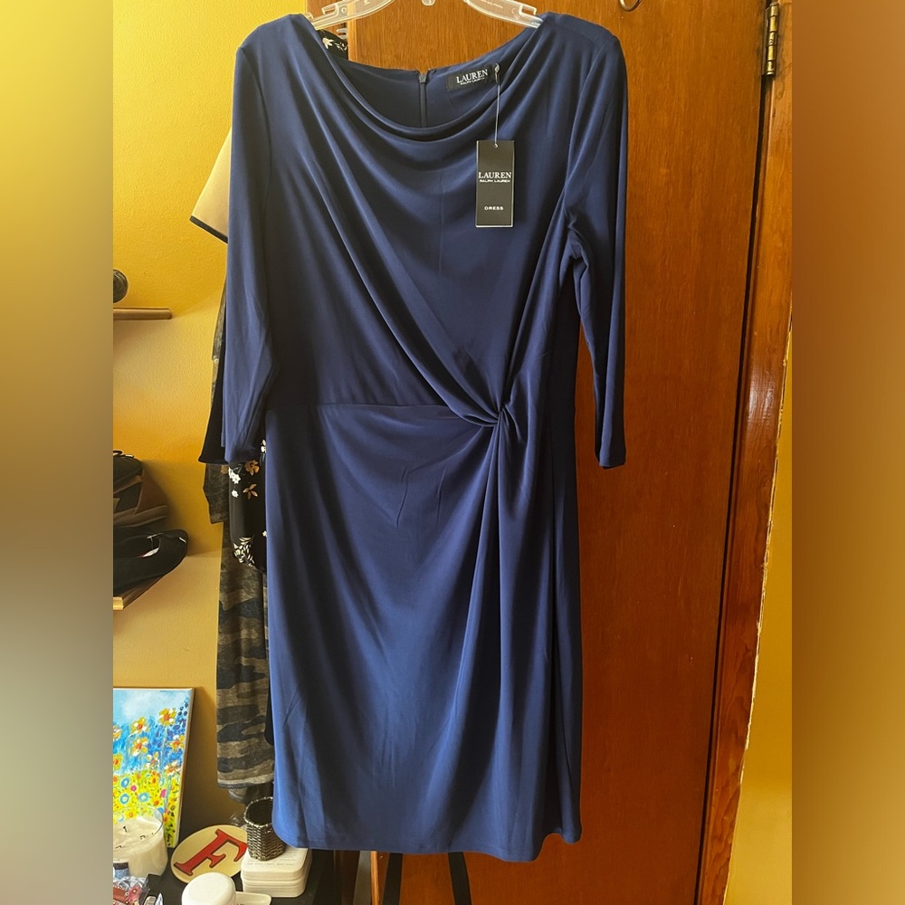Dresses - Picture 7 of 8